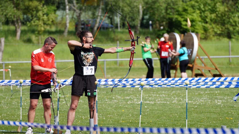 Pan Łukasz podczas zawodów łuczniczych