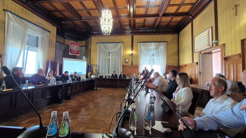 Radni Rady Miejskiej Bielawy podczas sierpniowej sesji