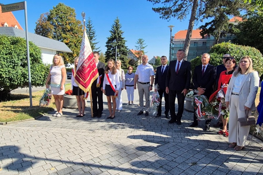 Przedstawicie bielawskiego samorządu, oświaty, organizacji społecznych oraz politycznych składają okolicznościowe wiązanki kwiatów