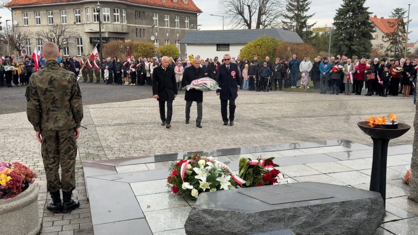 Przedstawiciele bielawskiego samorządu składają okolicznościowe bukiety pod pomnikiem Pamięci Narodowej