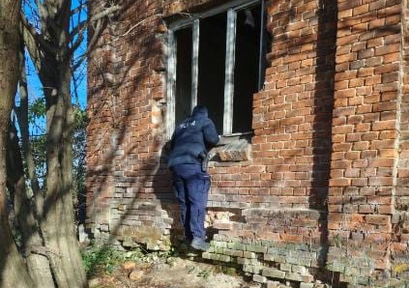 Funkcjonariusz policji kontrolujący jedno z miejsc,  w którym mogą przebywać osoby potrzebujące wsparcia