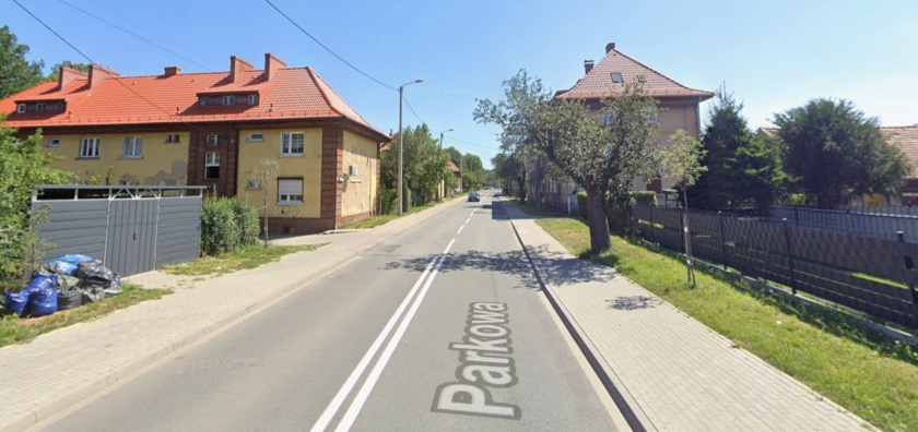 ul. Parkowa. po obu stronach ulicy budynki mieszkalne i drzewa