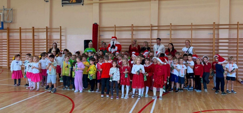 Przedszkolaki z Mikołajem