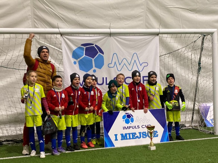 Zawodnicy UKS Siódemka Bielawa wraz z trenerem z pucharem i medalami