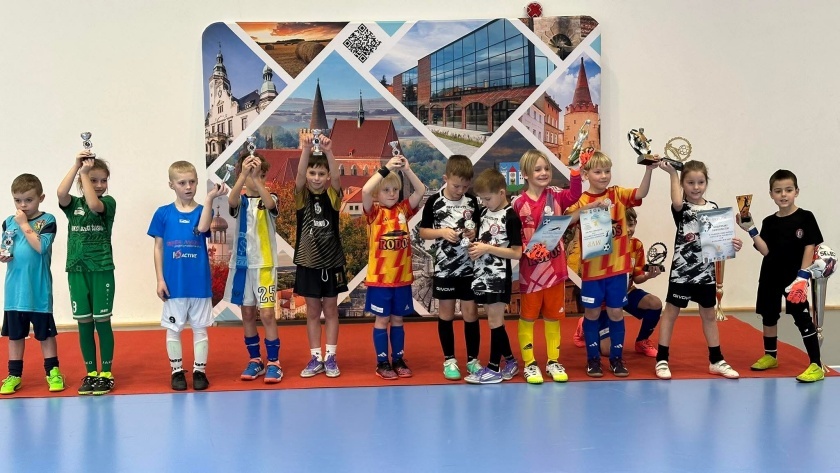 Młodzi zawodnicy z pucharami i dyplomami