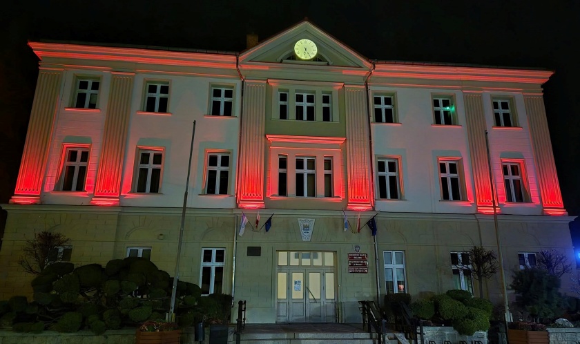 Oświetlony budynek UM na placu Wolności 1