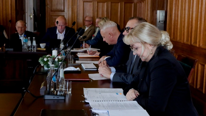 Na pierwszym planie Skarbnik Gminy, Zastępca Burmistrza, Burmistrz, na drugim Radni