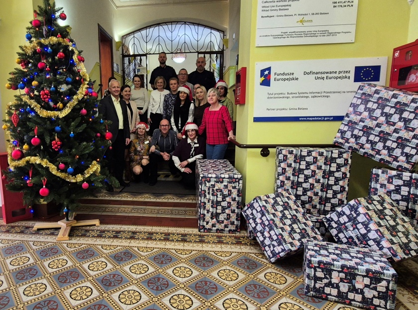 Urzędnicy UM oraz Straż Miejska w Bielawie przyłączyli się do Szlachetnej Paczki