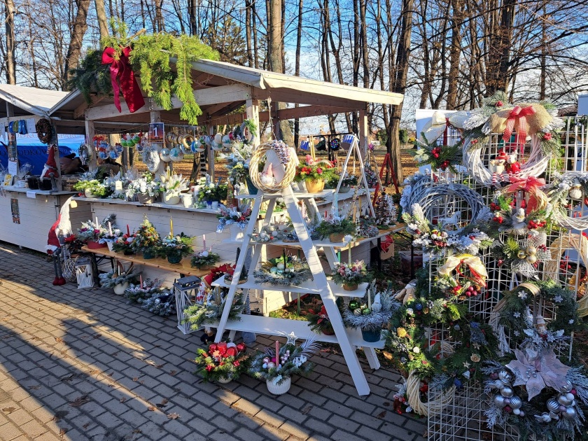 stoisko z akcesoriami bożonarodzeniowymi