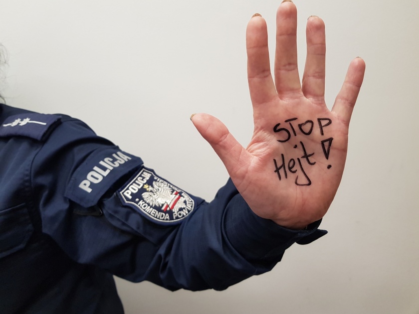 Dłoń policjanta z napisem Stop Hejt - zdjęcie poglądowe
