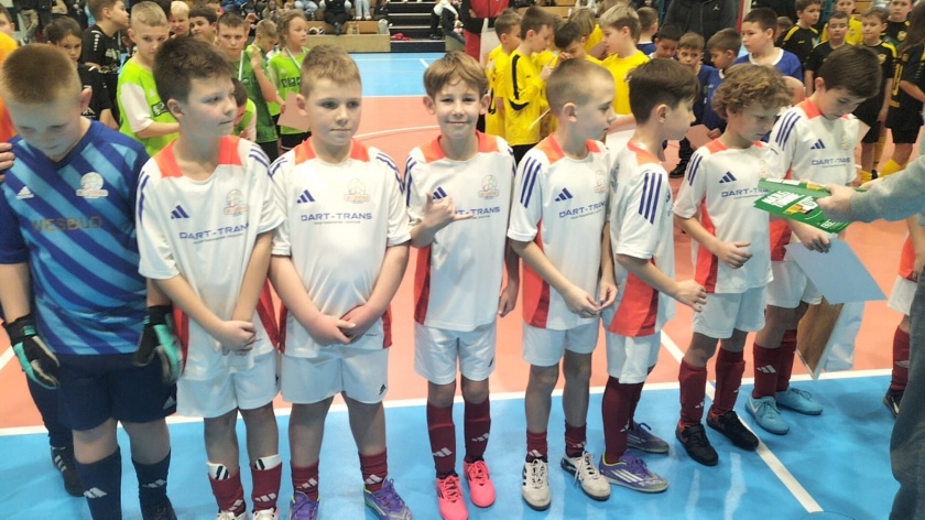 Zawodnicy UKS Siódemka Bielawa otrzymują nagrody