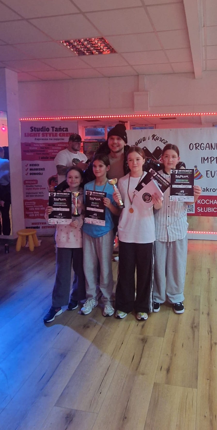 Zawodnicy BWA BREAKERS z pucharami, medalami i dyplomami