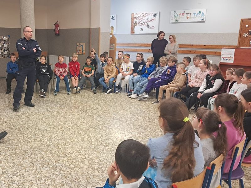Spotkanie dzielnicowych z uczniami bielawskiej SP 4