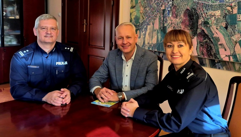 Spotkanie burmistrza z nową komendantką Powiatową Policji w Dzierżoniowie. Towarzyszył jej komendant Komisariatu Policji w Bielawie mł. insp. Tomasz Włodyga