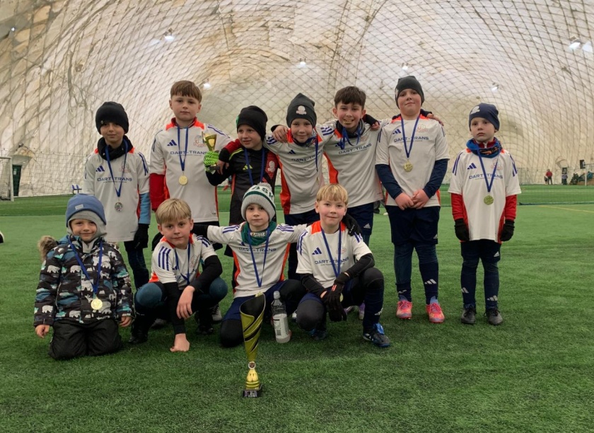 Zawodnicy UKS Siódemka Bielawa z pucharem i medalami