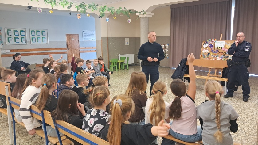 Dzielnicowi spotkali się z uczniami bielawskiej SP 4