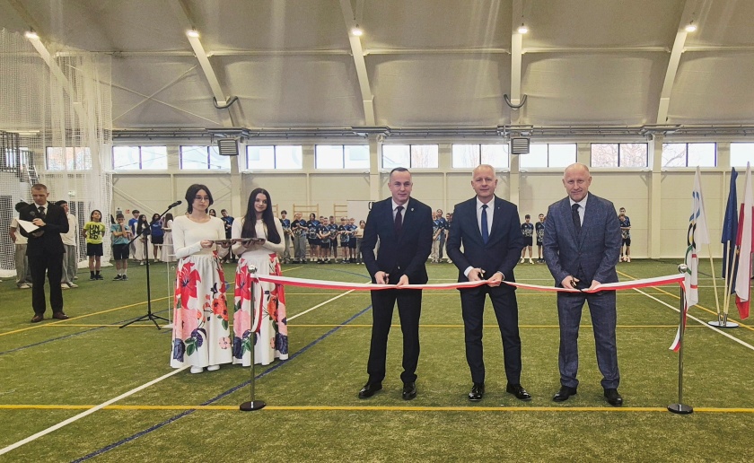 Na zdjęciu od lewej: pełnomocnik Marszałka Województwa Dolnośląskiego ds. organizacji pozarządowych - pan Tomasz Tkacz, burmistrz - Andrzej Hordyj oraz prezes Zarządu DEMIURG - pan Mikołaj Jankowski. Uroczyste przecięcie wstęgi.