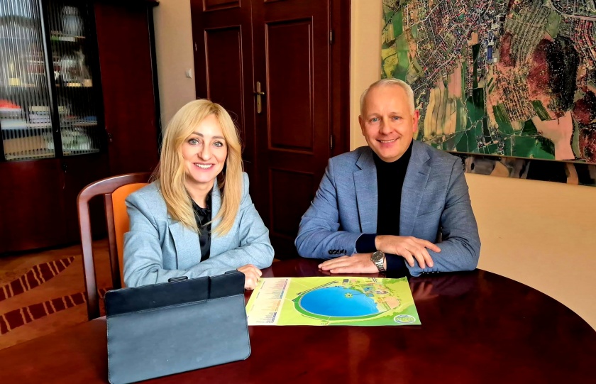 Na zdjęciu od lewej posłanka Sylwia Bielawska, burmistrz Bielawy Andrzej Hordyj