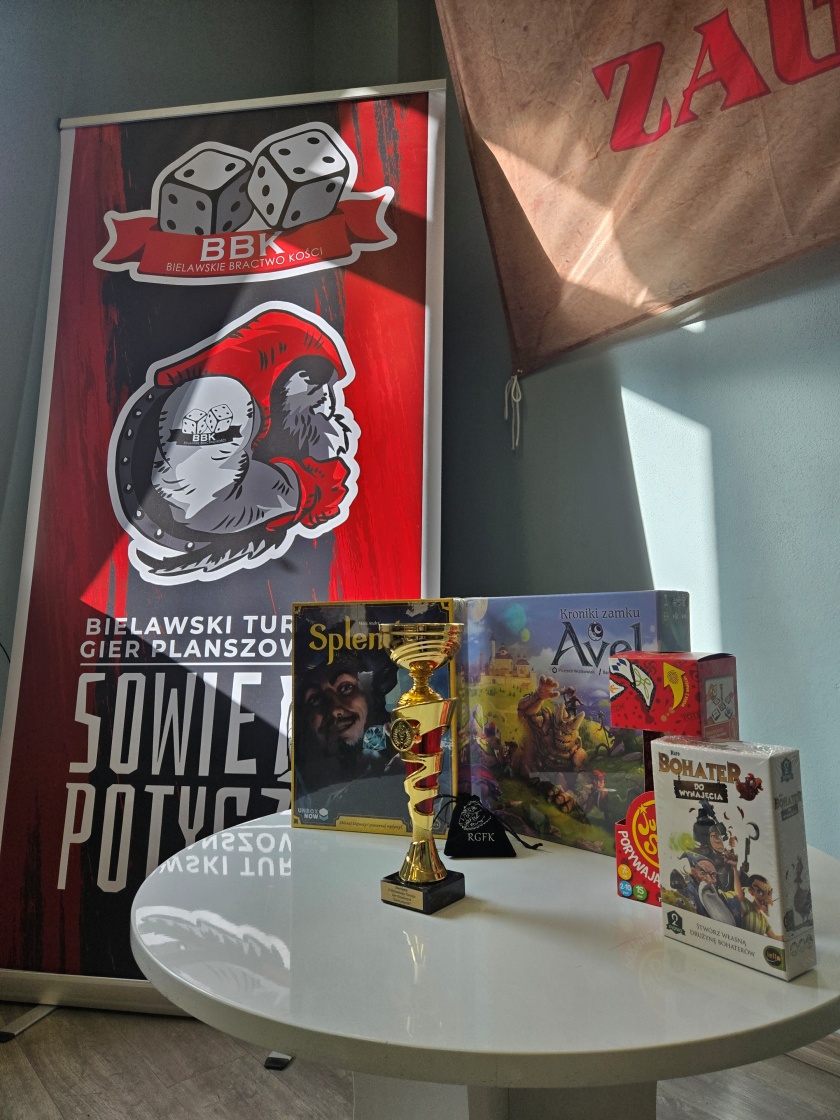Nagrody rzeczowe - puchar i gry planszowe