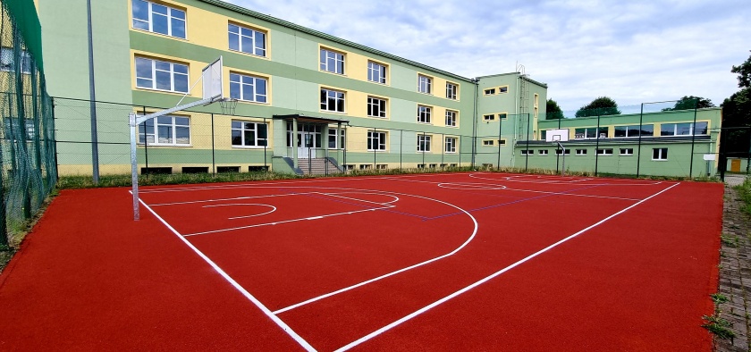 boisko przed budynkiem Szkoły Podstawowej nr 10
