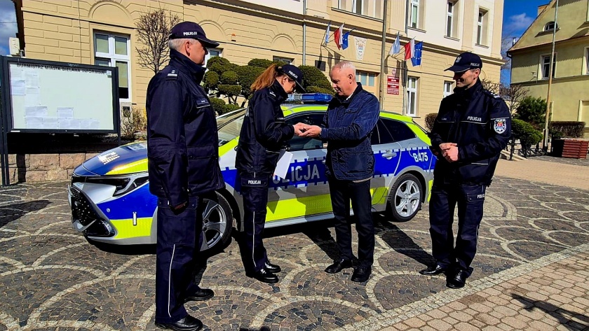 Symboliczny kluczyk do nowego pojazdu marki Toyota Corolla przekazany zostaje przez burmistrza Bielawy na ręce Komendantki Powiatowej Policji w Dzierżoniowie podinsp. Agaty Oleśkiewicz oraz Komendanta Komisariatu Policji w Bielawie mł. insp. Tomasza Włodygi