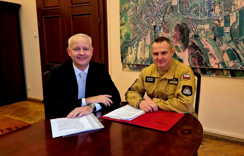 Po lewej burmistrz Bielawy Andrzej Hordyj, po prawej komendant Państwowej Powiatowej Straży Pożarnej bryg. Sławomir Babuśka