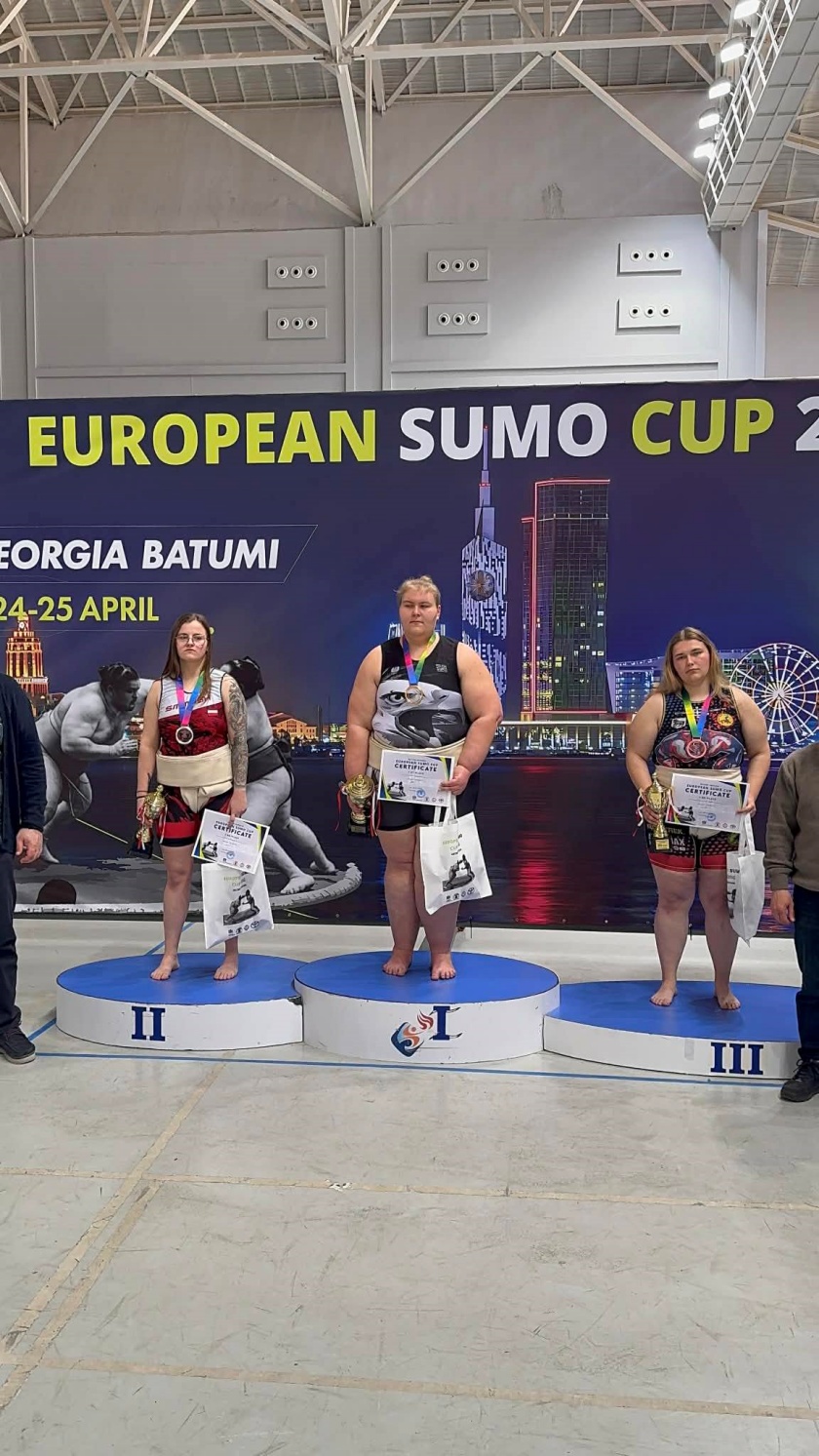 Magda Stec na najwyższym podium z pucharem i nagrodami