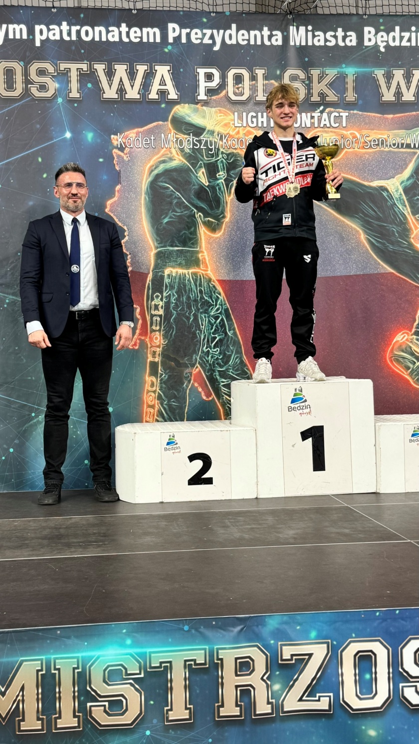 Marcel na najwyższym podium z pucharem i medalem