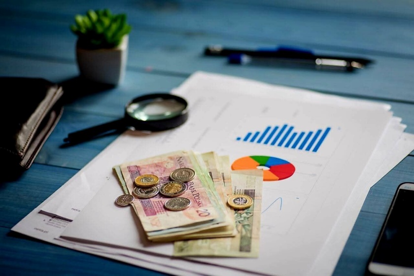 Banknoty, drobne, lupa - zdjęcie poglądowe