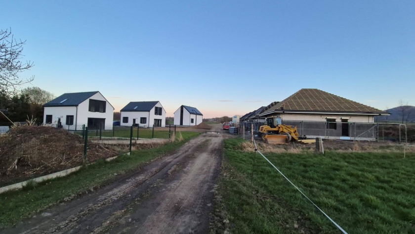 Nowe osiedle domów jednorodzinnych w budowie
