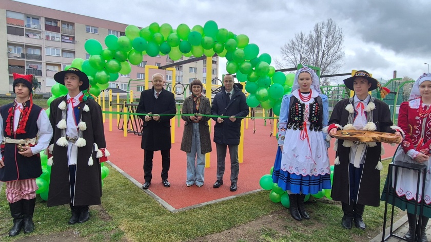 Uroczyste otwarcie zmodernizowanej infrastruktury sportowej przy bielawskiej ESP 7 z udziałem przedstawicieli władz samorządowych