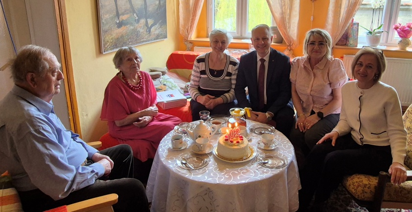 Burmistrz z wizytą u Pani Zofii w otoczeniu rodziny