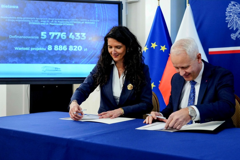 Uroczyste podpisanie umów