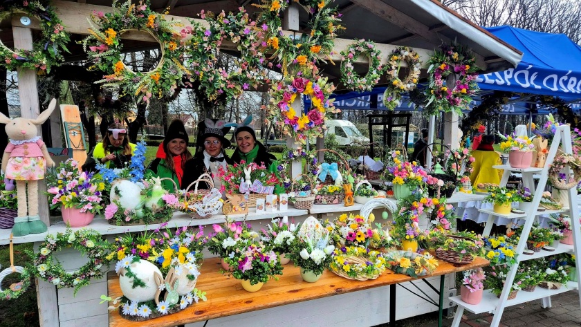 Stoisko z wielkanocnymi stroikami