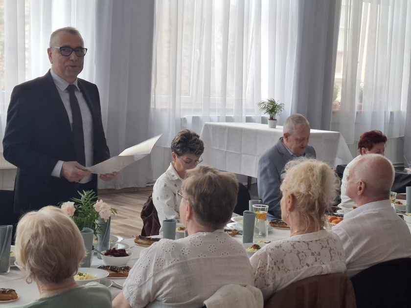 Zastępca burmistrza odczytuje list okolicznościowy na spotkaniu z Zarządem PZERI