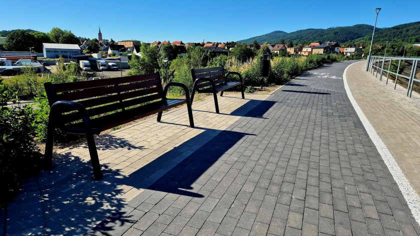 Ciąg pieszo-rowerowy na koronie wału ziemnego Jeziora Bielawskiego