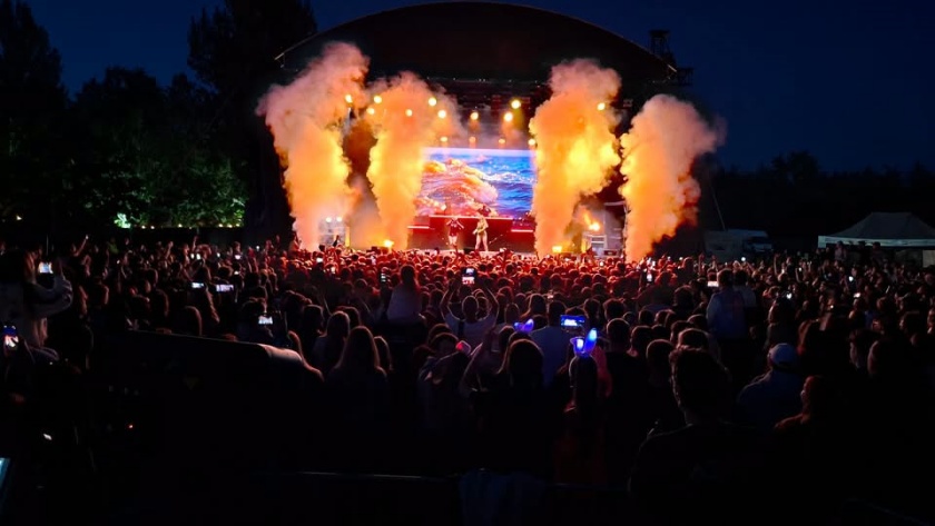 Publiczność ogląda artystów na scenie na Campingu Sudety